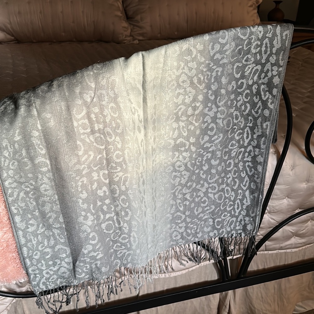 Beautiful Scarf - Picture 4 of 4